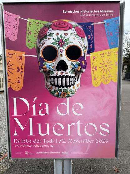 Plakat *Dia de Muertos" mit typisch bemalten Schädel wie der mexikanischen Brauch ist
Poster “Dia de Muertos” with skull painted in the traditional Mexican style