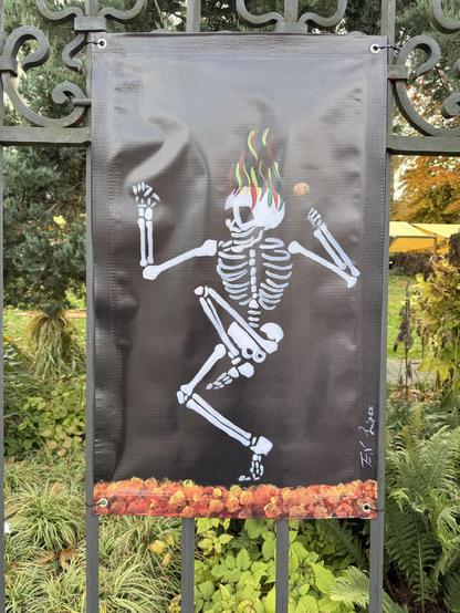 Ein Plakat zeigt ein farbenfrohes Skelett, welches wild tanzt
A poster shows a colorful skeleton dancing wildly