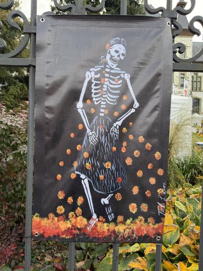 Ein Plakat zeigt ein farbenfrohes Skelett, welches tanzt
A poster shows a colorful skeleton dancing