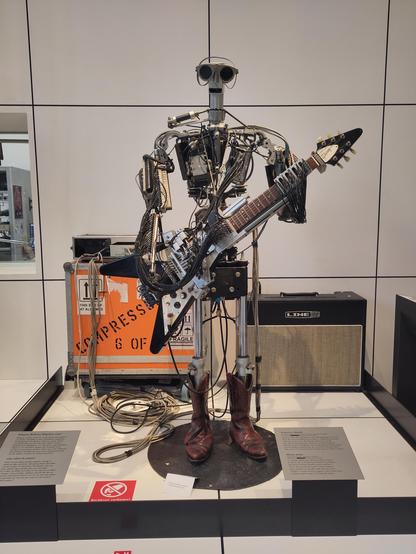 Ein Roboter mit Roboter E-Gitarre.