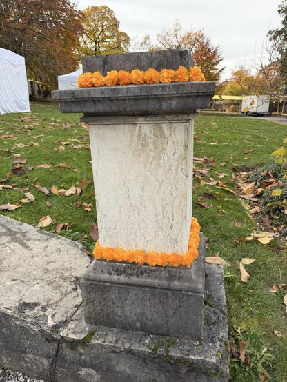 Eine Säule mit farbige Blumen
A column with colored flowers