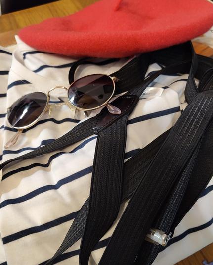 Costume.d'Halloween sur le thème de.clair obscur expédition 33 avec un t-shirt marinière des bretelles des lunettes de soleil et un béret rouge