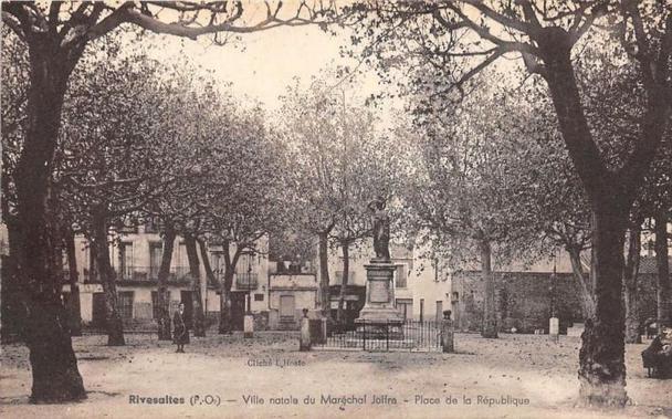 Rivesaltes Place De La Republique à #Rivesaltes (#PyrénéesOrientales) #CartePostaleAncienne 👉 https://cartorum.fr/carte-postale/74007/rivesaltes-rivesaltes-place-de-la-republique