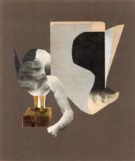 Œuvre originale signée et datée de l'année 2025, de 16,5x22cm, réalisée sur fond marron en papier découpé dans des revues anciennes selon la technique du "collage". Elle présente une forme libre au centre de l'image, posée sur un petit socle sur lequel apparaissent deux morceaux de jambes. Cette forme mi-abstraite mi-figurative est constituée de plusieurs fragments de papier texturés, d'aplats bleus, noirs et ivoire de différentes taille et formes qui s'entremêlent et d'où s'extraient deux excroissances courbées.