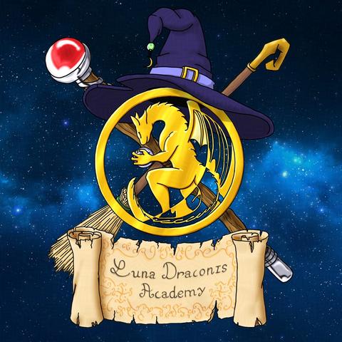 Image Titre, représentant Le Symbole de l'académie, Un médaillon de Dragon d'or, entouré de différents équipement de sorcières : chapeau pointu, baton magique et balai. au premier plan se trouve un parchemin sur lequel il est écrit "Luna Draconis Academy".