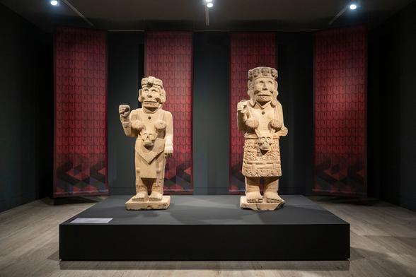 La guerra águila y el guerrero jaguar, dos de las piezas que se exponen en el Museo Arqueológico Nacional y forman parte de la gran muestra 'La mitad del mundo. La mujer en el México indígena'.