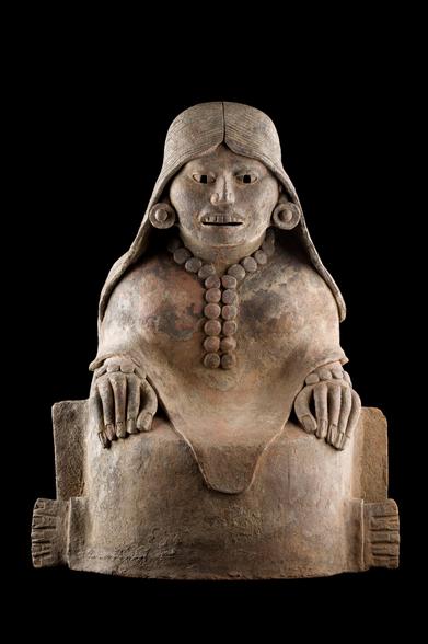 <p>A las 8.30 de la mañana de este viernes, ante el imponente altar de muertos de la Casa de México de Madrid, empezaba una ruta en bus por cuatro instituciones culturales para descubrir en menos de cuatro horas las más de 400 piezas de arte prehispánico que componen la exposición, dividida por capítulos,<i> </i><a href="https://www.cultura.gob.es/actualidad/2025/10/251020-exposicion-la-mitad-del-mundo.html" rel="" title="https://www.cultura.gob.es/actualidad/2025/10/251020-exposicion-la-mitad-del-mundo.html"><i>La mitad del mundo. La mujer en el México indígena</i></a>. La convocatoria ya daba cuenta de que esto no se trataba solo de un <i>tour </i>expositivo. Pasadas las dos de la tarde, llegó la confirmación de que esas centenares de piezas que reivindican el legado milenario de los pueblos originarios <a href="https://elpais.com/cultura/2025-10-31/albares-ministro-espanol-de-exteriores-ha-habido-injusticia-y-dolor-hacia-los-pueblos-originarios-mexicanos-es-justo-reconocerlo.html" rel="noreferrer" target="_blank" title="https://elpais.com/cultura/2025-10-31/albares-ministro-espanol-de-exteriores-ha-habido-injusticia-y-dolor-hacia-los-pueblos-originarios-mexicanos-es-justo-reconocerlo.html">cobraban un sentido más allá del estrictamente artístico. </a></p><p><a href="https://elpais.com/cultura/2025-10-31/el-viaje-transatlantico-de-mas-de-400-piezas-de-arte-mexicanas-que-sirvieron-para-la-reconciliacion-con-espana.html" target="_blank">Seguir leyendo</a></p>