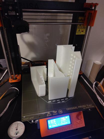 Photo of the soap dish finished printed on a Prusa i3 MK2.5S. It is splitted in 3 parts as shown in PrusaSlicer. The LCD screen of the printer displays "20 hours 4 minutes".