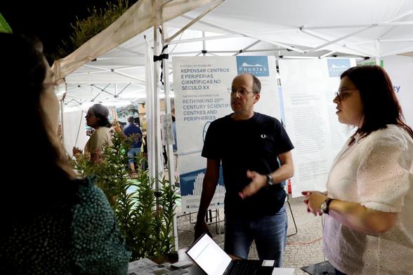 Quintino Lopes and Ângela Salgueiro at the IHC booth speaking with visitors
