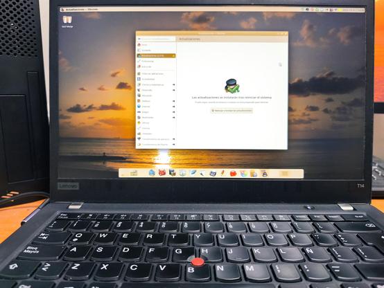 Fotografía de mi ThinkPad T14 mostrando en pantalla mi escritorio Fedora Linux KDE Plasma Desktop, con la ventana de actualización a la versión 43 del sistema lista para reiniciar.