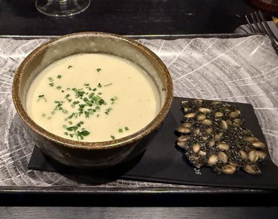 Herkullinen maa-artisokkakeitto, siemennäkkärille pisteet yrityksestä ja ulkonäöstä mutta maku oli aika mitätön tuon sopan seurassa.