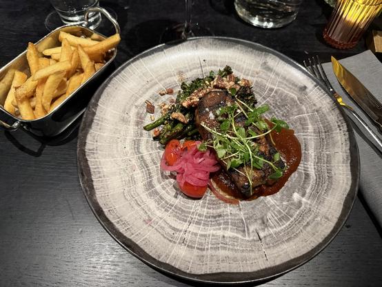 Grillattua ibericoa, kasslereiden aatelia ☺️ Broccolinit ja pikkelöidyt sipulit oli hyviä ja talon tomaattinen grillikastike oli herkkua. Saksanpähkinät olisi voinut paahtaa tai jotain.