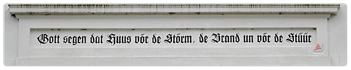 Haussegen "Gott segen dat Huusvör de Störm,de Brand un vör de Stüür"