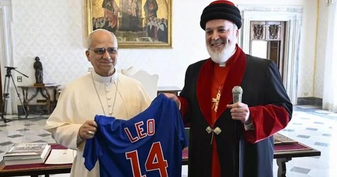 Pope Leo XIV, a White Sox fan, receives Cubs jersey from Assyrian Church leader – Boston 25 News