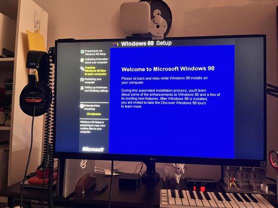 Preparing to run
Windows 98Setup
Collecting information
about your computer
Copying
Windows 98 files
to your computer
Restarting your
computer
Setting up hardware
and finalizing settings
Estimated time
remaining:
26 minutes
Windows 98 Setup is
preparing to copy new
system files to your
computer.
Microsoft
Windows 98 Setup
Welcome to Microsoft Windows 98
Please sit back and relax while Windows 98 installs on
your computer.
During this automated installation process, you learn
about some of the enhancements to Windows 98 and a few of
its exciting new features. After Windows 98 is installed,
you are invited to take the Discover Windows 98 tours
to learn more.