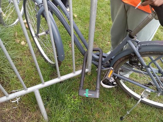Un humain antivole un vélo à un point fixe.