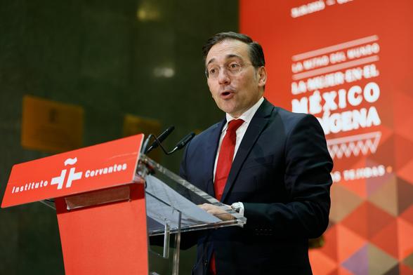 José Manuel Albares en la inauguración de la exposición 'La mitad del mundo. La mujer en el México indígena', en Madrid, este viernes.