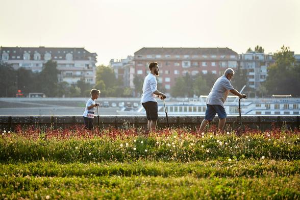 Un abuelo, un padre y su hijo, en patinetes, en Serbia, el pasado mes de abril.