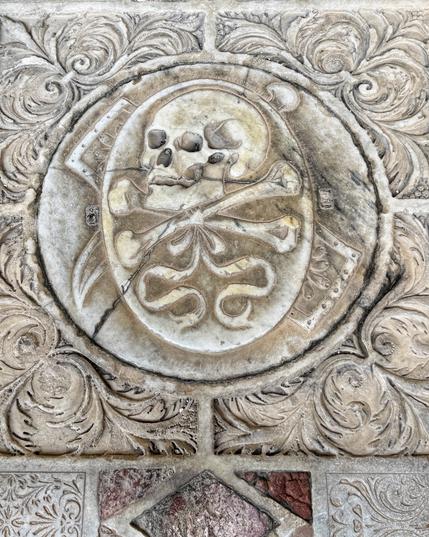 Photo: gravestone with skull and bones