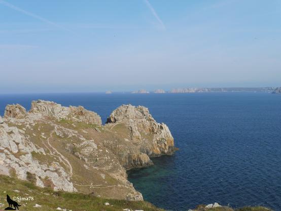 Horizon depuis une falaise rocheuse, mer et ciel bleu, horizon dégagé sur la gauche, vue sur falaise à droite.
Horizon from a rocky cliff, blue sea and sky, clear horizon on the left, view of the cliff on the right.
Horizonte desde un acantilado rocoso, mar y cielo azul, horizonte despejado a la izquierda, vista del acantilado a la derecha.