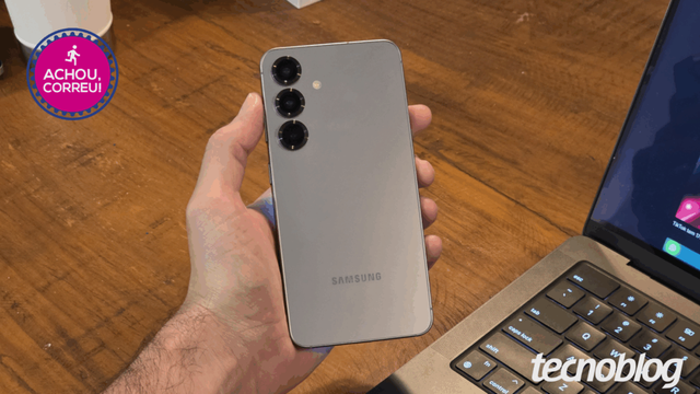 <div class="widget-produto">
            <div class="oferta ">
            <div class="widget-header">
                                    <div class="imagem">
                        <a class="title tb-block-link" href="https://tecno.click/g0m" rel="sponsored nofollow" target="_blank"><img src="https://files.tecnoblog.net/wp-content/uploads/2025/10/galaxy-s25-achou-correu-1060x596.png" /></a>
                    </div>
                
                <div class="widget-info-container">
                    <div class="widget-info">
                        <a class="title tb-block-link" href="https://tecno.click/g0m" rel="sponsored nofollow" target="_blank">Samsung Galaxy S25 256 GB</a>
                        <a class="price tb-block-link" href="https://tecno.click/g0m" rel="sponsored nofollow" target="_blank">R$ 3.793</a>
                    </div>
                                            <div class="discount"><s>R$ 7.499</s><b>49% OFF</b></div>
                                    </div>

                                    <hr class="tb-divider" />

                    <div class="pros-cons">
                        <div class="pros">
                            <span>Prós</span>
                            <ul>
                                                                        <li>Desempenho de ponta com Snapdragon 8 Elite e 12 GB de RAM</li>
                                                                            <li>Tela AMOLED com taxa de atualização 120 Hz<