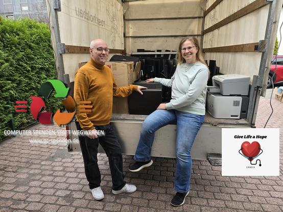 Übergabe der Geräte an Gesine von Give Life a Hope