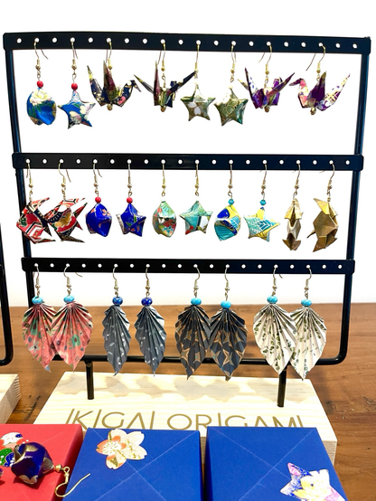 Boucles d’oreilles sur un support