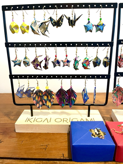 Paires de boucles d’oreilles sur un support