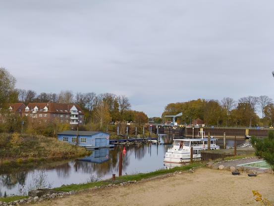 Ankunft im Hafen von Dömitz. Vor Anker liegt gerade die Weiße Flotte in Form des Schiffes Elise. Am anderen Ufer liegt ein blaues Bootshaus von den Wasserbullen. Im Hintergrund die Hubbrücke von Dömitz.