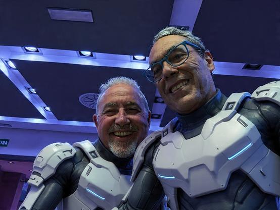 Jmalex y Blogpocket vestidos de robots.