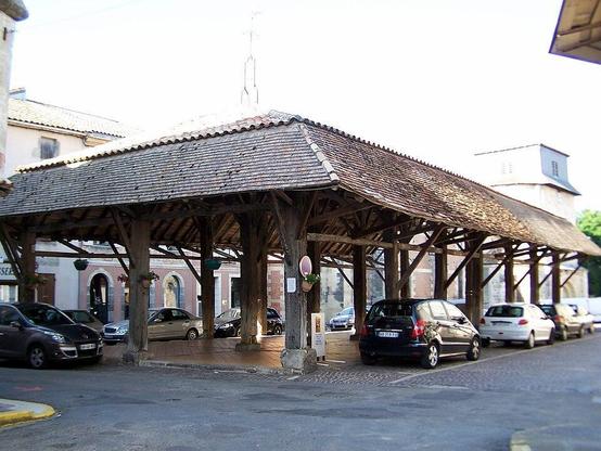 Vieille halle au blé à #LeMasdAgenais (#LotEtGaronne) La halle est bâtie sur un espace occupé par un marché dès le début du XVIème siècle. Elle-même aurait été élevée en 1616, apparemment en ayant recours à d'a...
Suite 👉 https://monumentum.fr/monument-historique/pa47000109/le-mas-dagenais-vieille-halle-au-ble
#Patrimoine #MonumentHistorique
Photo CC-BY-SA 4.0 : Henry Salomé