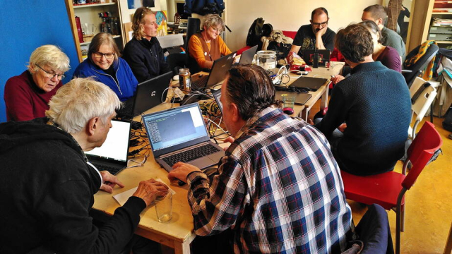 Het was heel druk tijdens de Linux Inloop in het kleine Noppes kantoor