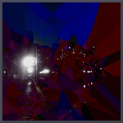 Stark mit Gimp bearbeitetes Foto des Fußweges zwischen der Ruine des Ihmezentrums und der Ihme in Hannover-Linden. Die Strukturen lösen sich in sinnlose, blau, rot und magenta gefärbte geometrische Muster auf, die grob und ungenau den Kontrast zwischen der Betonburg und dem Nachthimmel wiedergeben, der Weg und seine Beleuchtung werden im linken unteren Rand des Bildes deutlich und in dunkelgrau zusammen mit ihrer Beleuchtung durch grelle Laternen in hässlicher 70er-Jahre-Ästhetik sichtbar, auch die Lichter in den Wohnungen. Jedes Ziel und jeder lebenspraktische Kontext fehlen.