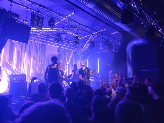 Die Band auf der Bühne, noch ohne Clara, Licht als sehr lila