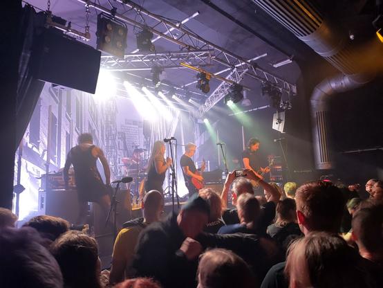 Die Band auf der Bühne, mit Clara