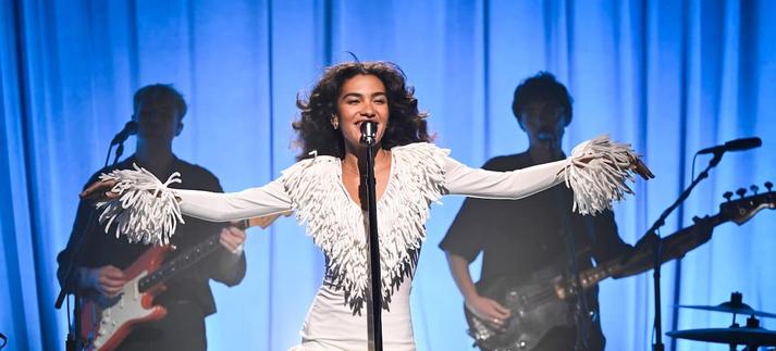 Olivia Dean en el Show de Jimmy Fallon el 17 de julio de 2025 / NBC