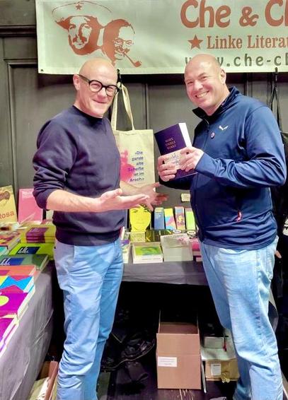 Martin (Beck), leitet den Verlag Dietz Berlin, auf der Linken Literaturmesse in Nürnberg im Gespräch mit Besucher Bernd Eichner
