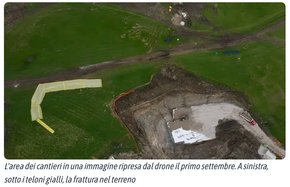 Foto dello squarcio di Screpes: L'area dei cantieri in un'immagine ripresa dal drone il primo settembre. A sinistra, sotto i teloni gialli, la frattura nel terreno.