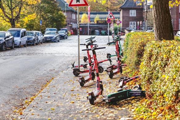 E-Roller am Bahnhof Flensburg sind nur ein Problembesipiel für die Belagerung von Fuß- und Radwegen. Bilder zeigen die Situation vor und nach einer spontanen Aufräumaktion.
