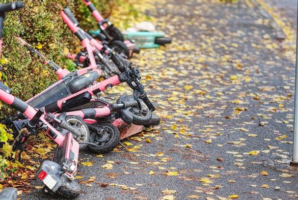 E-Roller am Bahnhof Flensburg sind nur ein Problembesipiel für die Belagerung von Fuß- und Radwegen. Bilder zeigen die Situation vor und nach einer spontanen Aufräumaktion.