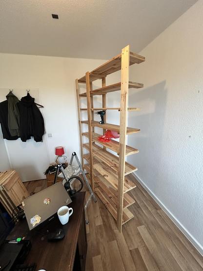 Ich baue ein Holzregal auf. Typisches Abstellkammer / Keller Regalsysrem aus Holz aus dem Baumarkt, das ich als Bücherregal verwende. Fehlt noch einiges, wird die komplette Wand abdecken. Fortschritt ca 30 % schätzungsweise.