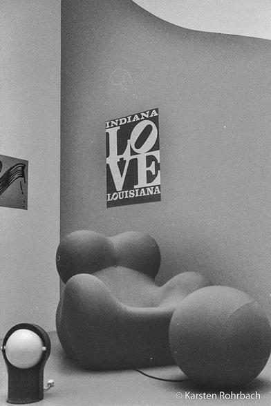 Schwarzweissfoto des Sessels "La Mamma" von Gaetano Pesce, im Neuen Museum Nürnberg. der Sitz hat am Kopfende zwei große weiche Kugeln und nimmt einen quasi "in den Arm". Leider durfte man sich nicht draufsetzen, ich hätte das gerne probiert.