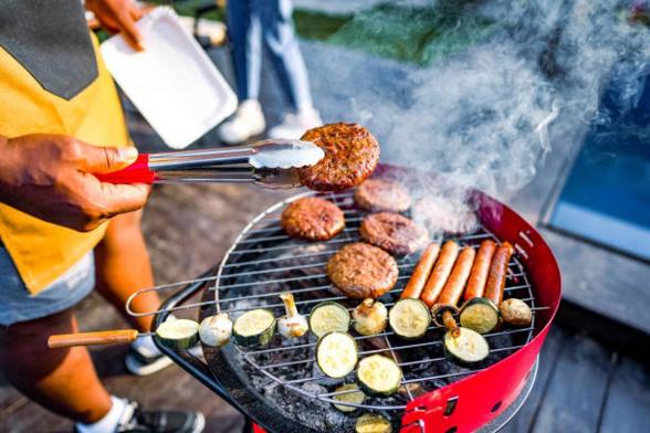 Un hombre hace una barbacoa en un jardín. (Getty Images)
