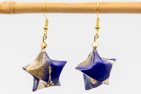Paire de boucles d’oreilles en origami bleues et or