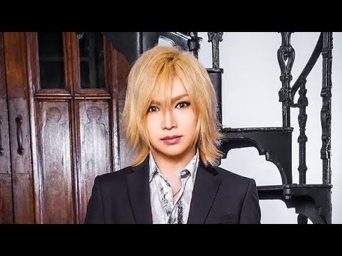 「綺麗すぎて分かんない！」鬼龍院翔の青レオタード〝女装姿〟の美しさにSNS驚愕「色々と絶妙で面白い」「普通に女性だと