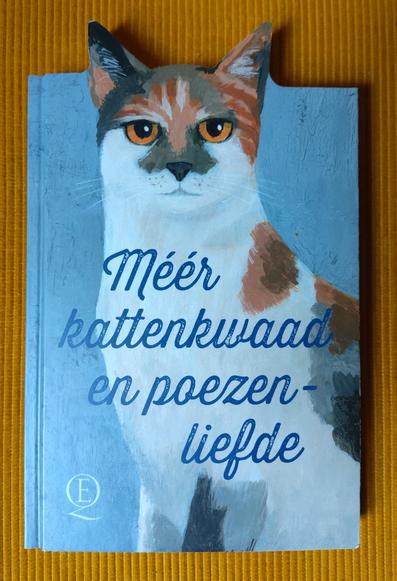 Boek (Diverse auteurs) - Méér kattenkwaad en poezenliefde.

Het boek heeft een bijzondere vormgeving en drukwerk: op de kaft is een kat afgebeeld, de oortjes steken aan de bovenkant van het boek uit