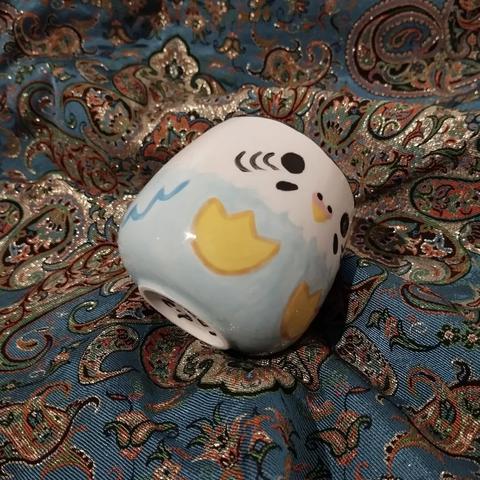 Photo de la tasse en contre plongée.