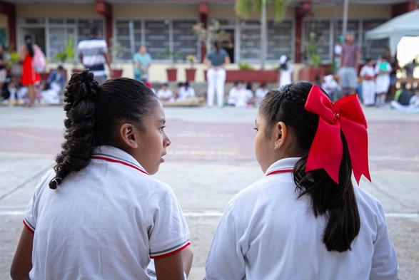 Niñas en patio de escuela