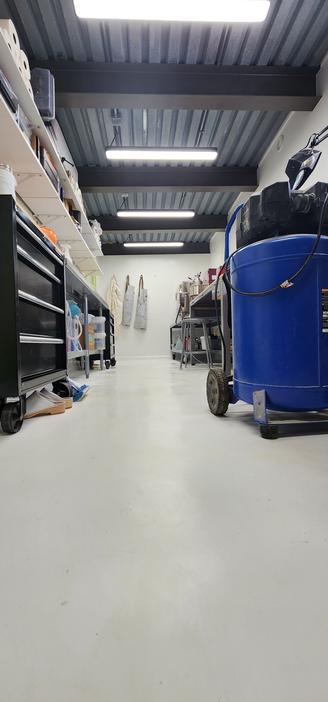 The  Xover0 jewelry studio all cleaned up and ready to go. 
~
De Xover0-sieradenstudio is helemaal opgeruimd en klaar om te beginnen.
~
L’atelier de bijoux Xover0 est tout propre et prêt à démarrer.