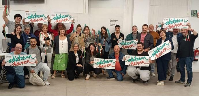 Talde argazkia, Askatasun haizea jartzen duen kartelekin.